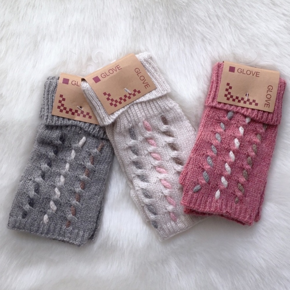 Cutout Braid Fingerless Gloves - Picture 5 of 7